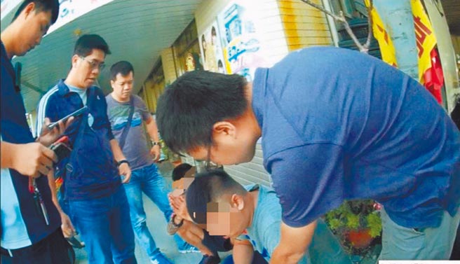 NCC副主委翁柏宗前年6月退休期間，在高雄被「假檢警」詐騙老哏騙走358萬元現金，警方3天後在台南逮捕嫌犯。 （翻攝照片／劉宥廷高雄傳真）