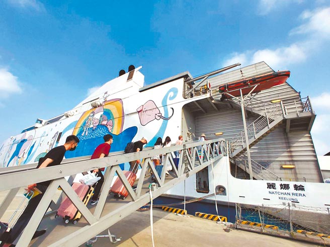 丽娜轮高速客轮澎湖花火节定期航班首航，吸引大批旅客搭乘。（洪荣志摄）
