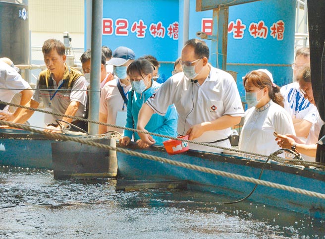 花莲县长徐榛蔚（前排右）参访云林县智慧农业发展，盼2县加乘互惠。（云林县政府提供／张朝欣云林传真）