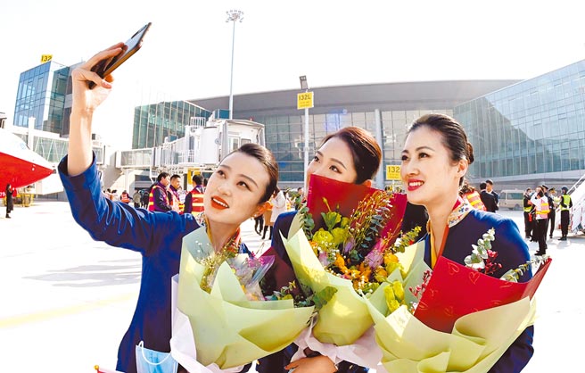 四川成都天府国际机场1月22日进行民航客机首次试飞。图为空服员拍照留念。（中新社）