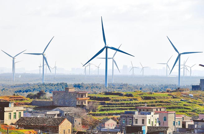 大陆到2025年，要大幅提高风电、太阳能发电比例。（中新社）