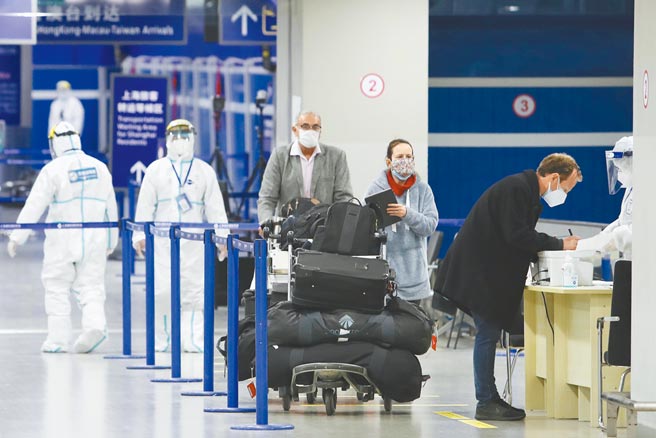 大陆开放外籍人士接种外国疫苗，也可享入境中国办理签证的便利性。图为外籍旅客入境上海。（中新社）