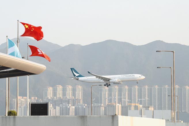 香港因境外输入变种病毒，新冠疫情再起。4日一班来自印度班机，已53人确诊。（中新社）