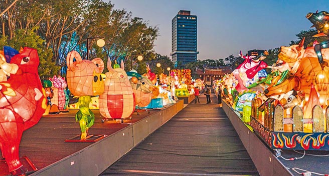 新竹市光临艺术节有近300组竞赛花灯，已在孔庙广场现身。（罗浚滨摄）