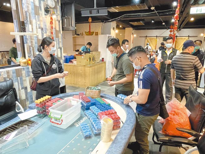 桃園市中壢警方破獲吳男經營的職業賭場，查扣超過6億籌碼。（警方提供／呂筱蟬桃園傳真）