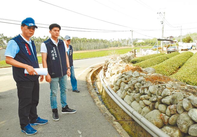 南投县长林明溱（左一）勘查集集镇田寮里古笨巷，发现出现长达70公尺龟裂下陷，要求工务处重铺路面。（南投县政府提供／陈世宗南投传真）
