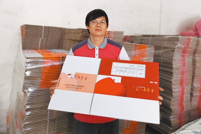 国际纸浆涨价造成大缺货，农民担心没纸箱装水果出货，台南市南化区农会超前部署，向纸厂预订45万个纸箱备用。（刘秀芬摄）