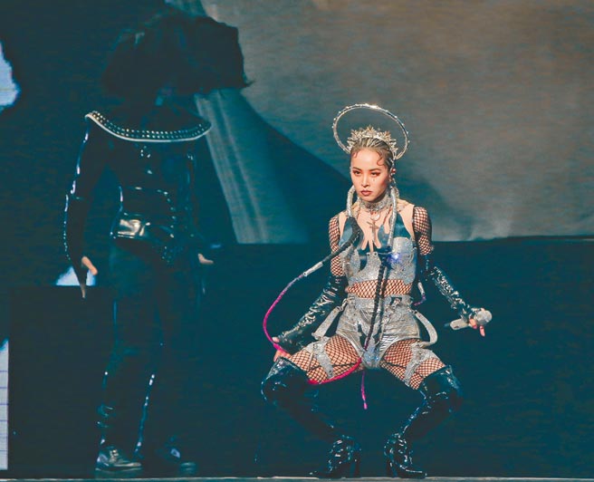 Jolin昨开场改披炫银月光战袍上阵。（罗永铭摄）