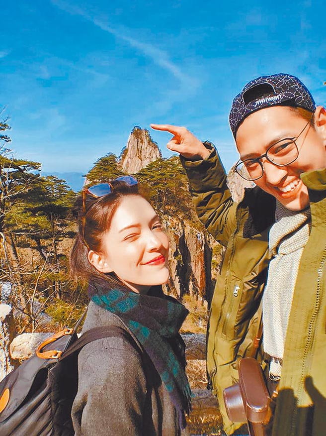 许玮宁（左）和刘又年交往初期在IG上放闪，幸福模样羡煞粉丝。（资料照片）