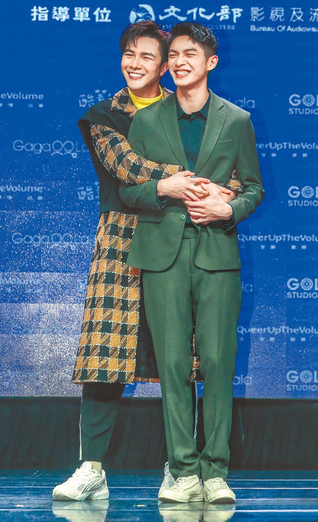 謝佳見（左）、林輝瑝在新戲飾演同志伴侶，兩人有不少親密戲。（粘耿豪攝）