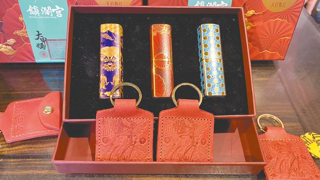 1.「天后点红唇膏礼盒」第一波预购限量加赠「钱滚钱钱包」。（王文吉摄）