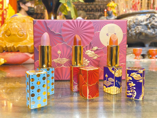 2.「天后点红唇膏礼盒」以金牌锁片（右起）、妈祖娘伞、凤冠珠帘为设计意象。（王文吉摄）