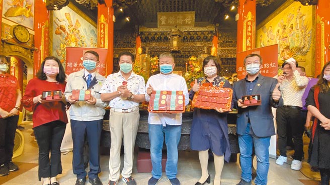 3.太阳星公司携手镇澜宫为妈祖妆点仪容，联名推出「天后点红唇膏礼盒」。（王文吉摄）