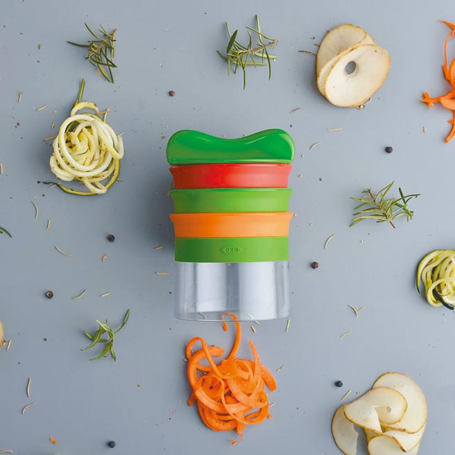 全联OXO华丽三刀蔬果削铅笔机，适用条状及圆形根茎类，如黄瓜、栉瓜、马铃薯、番薯等，市价990元，200福利点+699元换购，7折，限量200组。（全联提供）