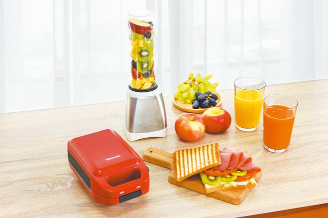 爱买Vitantonio厚烧热压三明治机（左）、二合一随行杯蔬果机/研磨机（右），市价4折起加价购。（爱买提供）