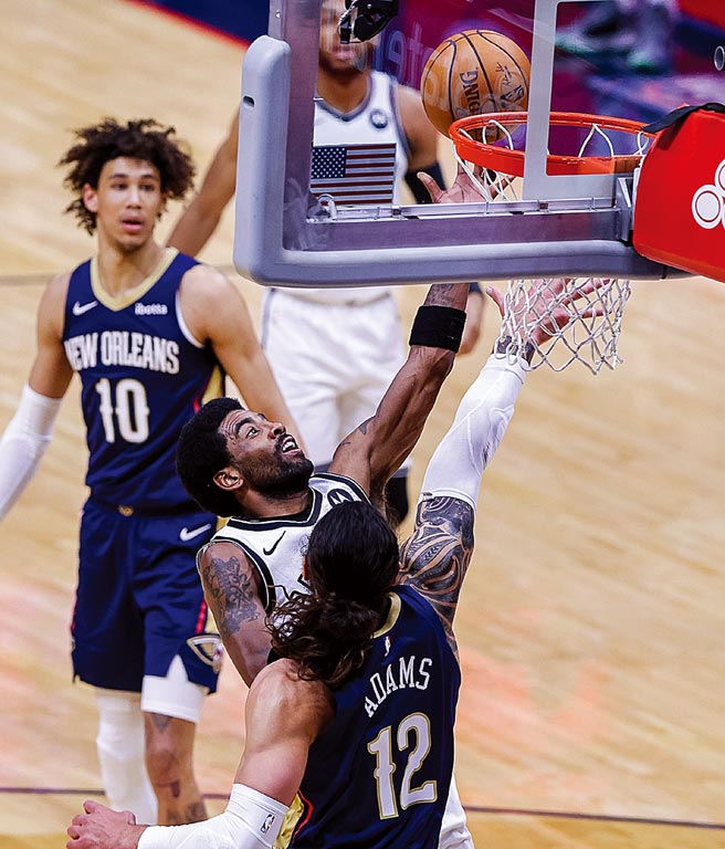 篮网厄文最后2分钟频频取分，带领球队逆转胜鹈鹕。（路透）