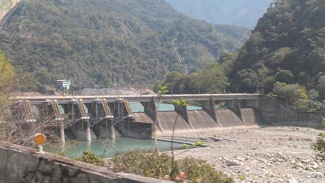 大甲溪发电厂放水广播系统故障，马鞍坝两岸的白冷、新社一带居民一早被疲劳轰炸一个多小时。（王文吉摄）
