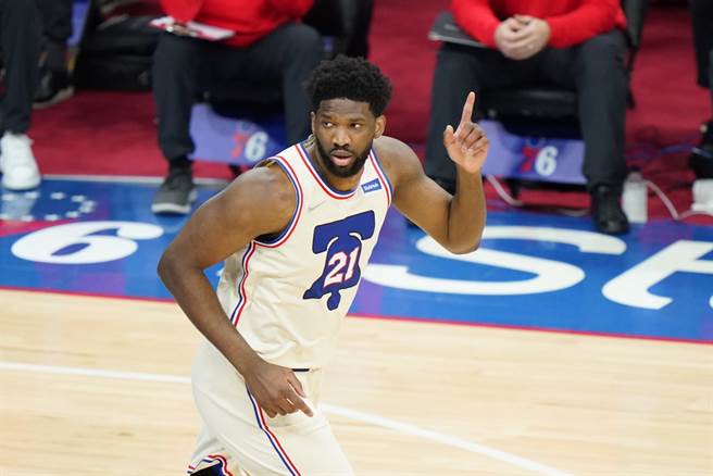 七六人明星中锋恩比德这种自夸是MVP的行为，恐怕将会引发不少反弹。(美联社资料照)