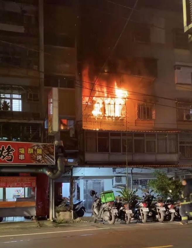 新北市中和区忠孝街巷弄内某公寓3楼今（23日）凌晨4时许传出火警，火舌瞬间将3楼吞噬，警消获报前往驰援。（翻摄）