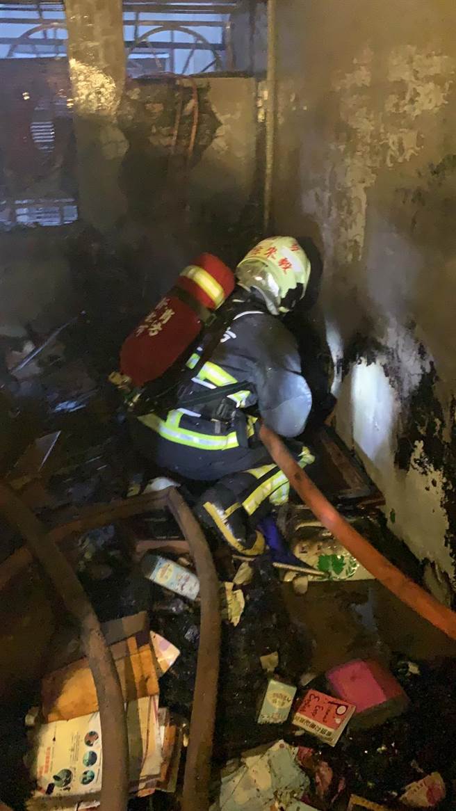 新北市中和区忠孝街巷弄内某公寓3楼今（23日）凌晨4时许传出火警，火舌瞬间将3楼吞噬，警消获报前往驰援。（翻摄）