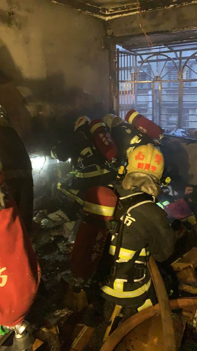 新北市中和区忠孝街巷弄内某公寓3楼今（23日）凌晨4时许传出火警，火舌瞬间将3楼吞噬，警消获报前往驰援。（翻摄）