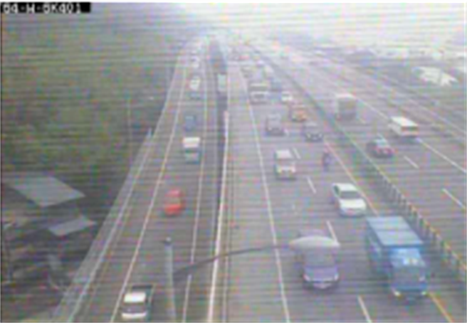 台64線八里端0.9K處今上午驚傳聯結車自撞護欄，兩線道車完全受阻，車陣一度回堵8公里，交通大打結。（摘自高速公路1968路況）