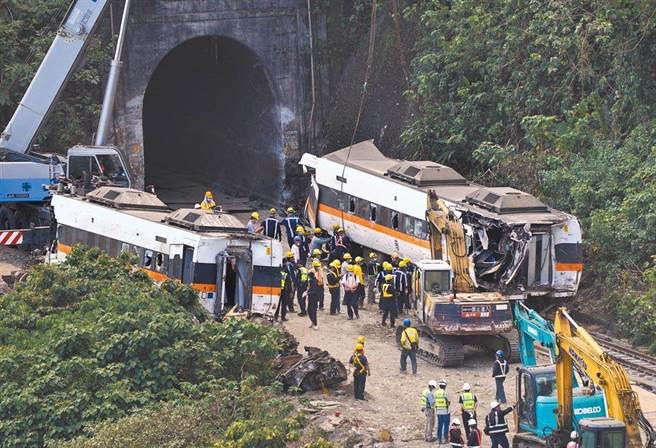 台铁太鲁阁号事故造成重大死伤，起诉书内容政府却疑撇台铁责任，令家属大呼不满。（图／中时资料照）