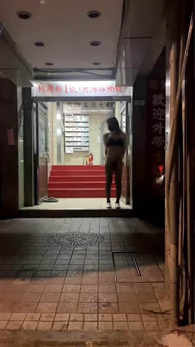 顏姓男子打扮女装，当街进行猥亵行为。（陈鸿伟翻摄）