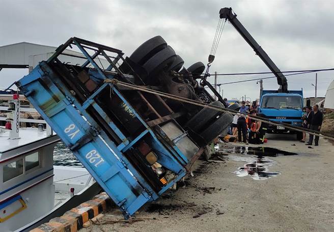 澎湖今（23）日上午惊传吊车翻覆，有民眾双腿遭夹，上身悬空海面。（现场图／记者戴志扬提供）