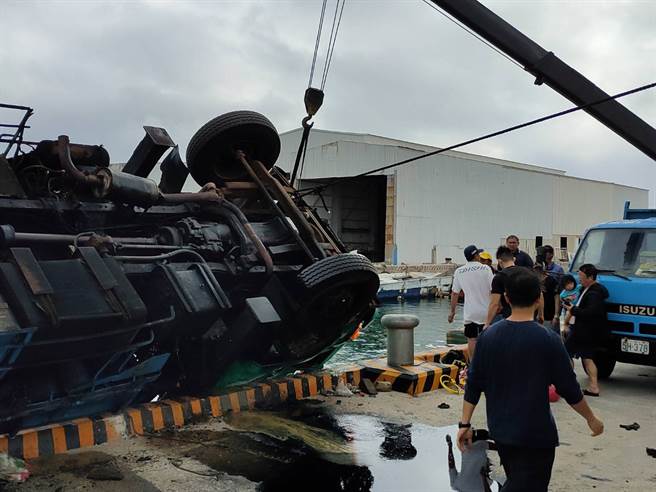 澎湖今（23）日上午惊传吊车翻覆，有民眾双腿遭夹，上身悬空海面。（现场图／记者戴志扬提供）