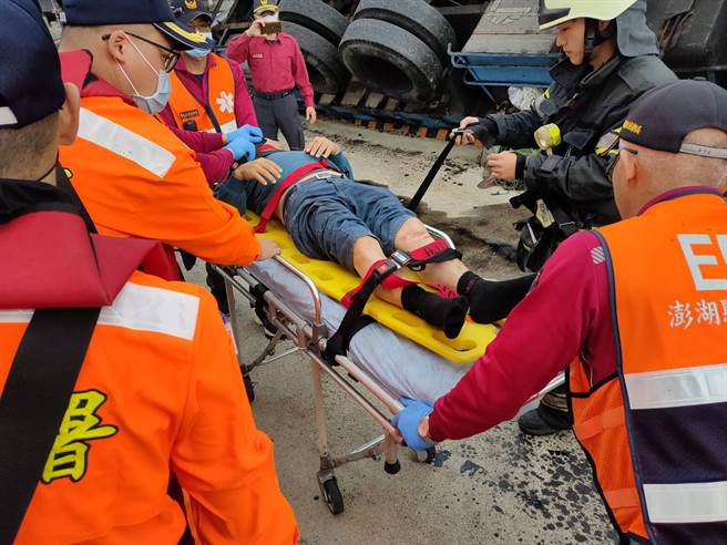 澎湖今（23）日上午惊传吊车翻覆，有民眾双腿遭夹，上身悬空海面。（现场图／记者戴志扬提供）