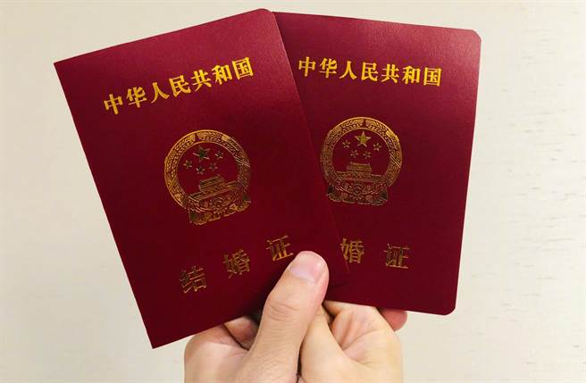 当年赵丽颖与冯绍峰晒结婚证，低调认了喜结连理，隔年3月迎接儿子诞生。(翻摄自冯绍峰微博)