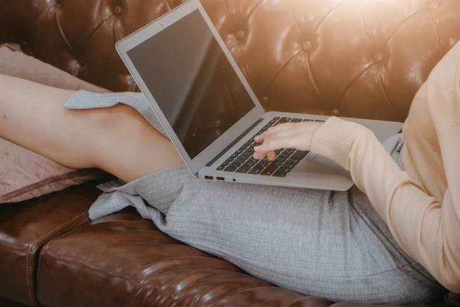 就讀於迦納第一學府的女大生，因為忘記關閉視訊鏡頭，與男友的30秒親熱片段，全被側錄瘋傳。（示意圖／達志影像）