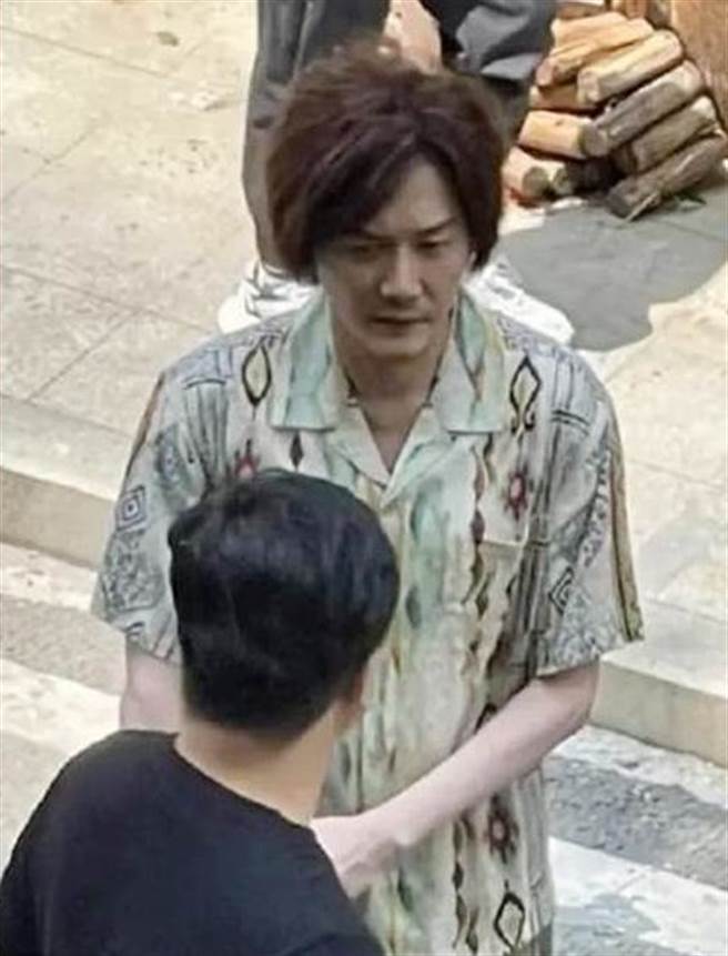 上个月媒体才拍到冯绍峰爆瘦，疯猜是婚变所致。(翻摄自一点娱乐微博)