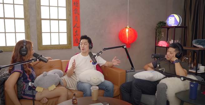 国民党立委蒋万安（中）、《百灵果News》主持人凯莉（左）、主持人Ken（右）。（图／翻摄自YouTube）