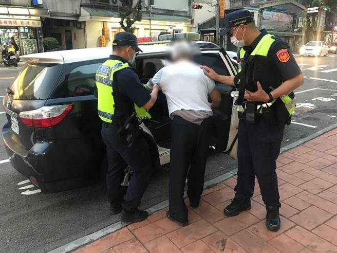 台中市一名老翁迷途，幸好员警运用警政系统比对确认身分后，护送老翁返家，结束一场迷途记。（民眾提供／卢金足台中传真）