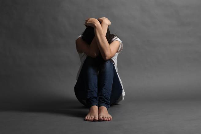 因為幾年前喪失親弟弟的傷痛與產後憂鬱症，面臨崩潰的她，選擇輕生並跳下巴黎地鐵月台。(示意圖／shutterstock)