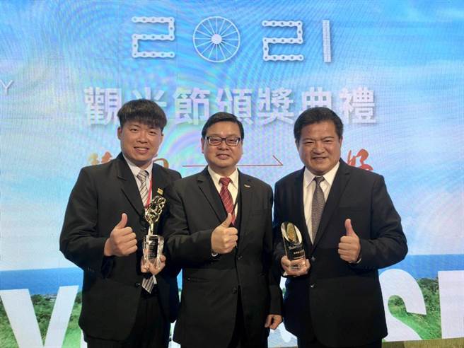 父子同台领奖传为佳话，右起李吉田、张锡聪、李浩玮。（泰雅渡假村提供／廖志晃南投传真）