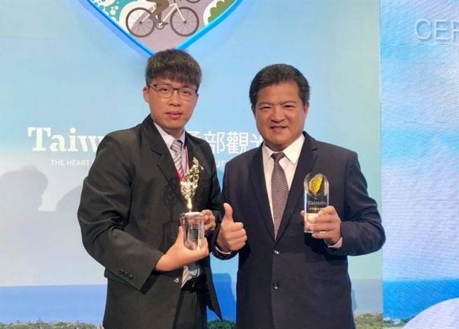 李吉田父子同台领奖，双喜临门。（泰雅渡假村提供／廖志晃南投传真）