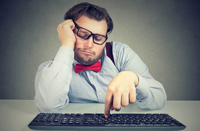 水瓶座、白羊座、天秤座及双子座拖延症最严重，不仅做事情容易犹豫不决，执行力更是很低。（图／Shutterstock）