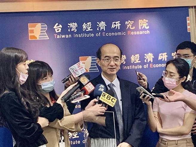 台湾经济研究院长张建一指出，服务业接棒拉升内需表现，促成今年经济一再创下荣景。（图／陈碧芬）