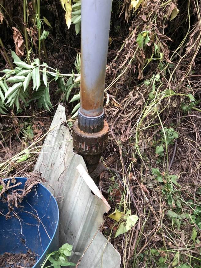 巫姓男子2年来在溪湖镇一口申请水权的地下水井，和另一口未经核准的私凿水井抽取地下水，谎称是埔里山泉水贩售，做起无本卖水生意。（彰化地检署提供／谢琼云彰化传真）