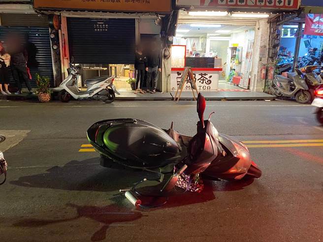 51岁王姓妇人骑机车搭载16岁女儿因随身水壶掉落，造成后方骑士摔车2人受伤。（翻摄画面／叶书宏新北传真）