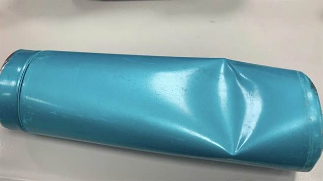 51岁王姓妇人骑机车搭载16岁女儿因随身水壶掉落，造成后方骑士摔车2人受伤。（翻摄画面／叶书宏新北传真）