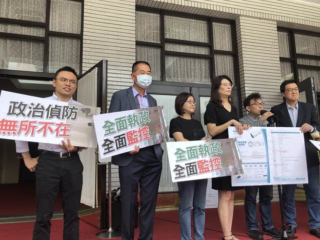 国民党团今天踢爆，党团办公室外前天的监视器，从2支变成4支，且新增的监视器具有录音、录影、人脸辨识及远端监控等功能，痛批蔡政府可耻可恶，对在野党进行政治侦防。（赵婉淳摄）