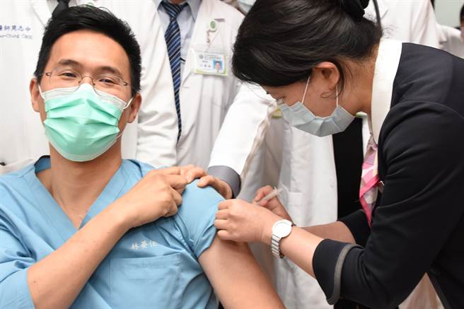彰化县全面开放卫生所COVID-19公费疫苗接种，12家医院外再加27所卫生所。（彰化县卫生局提供／吴敏菁彰化传真）