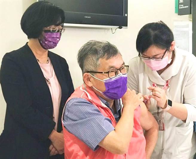 彰化县全面开放卫生所COVID-19公费疫苗接种，12家医院外再加27所卫生所。（彰化县卫生局提供／吴敏菁彰化传真）