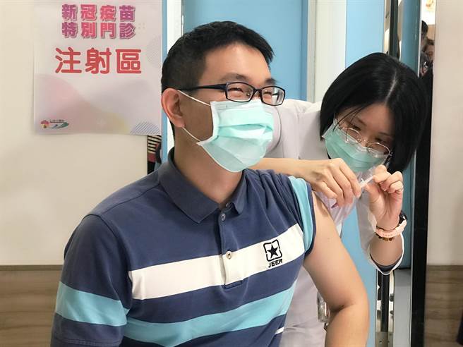 彰化县全面开放卫生所COVID-19公费疫苗接种，12家医院外再加27所卫生所。（彰化县卫生局提供／吴敏菁彰化传真）