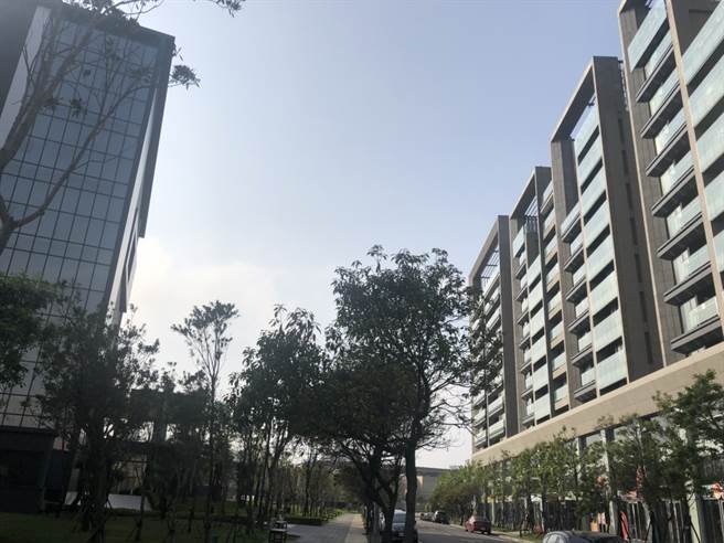 安新建经执行经理刘易昌指出桃园的中正艺文特区、青埔是近期交易热区。(图/信义房屋提供)