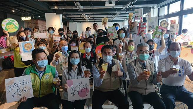 台南市长黄伟哲（第一排中）参加果乾节，与大家一起品尝调酒。（程炳璋摄）